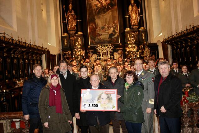 Am Foto von links MeinBezirk-OÖ-Chefredakteur Thomas Winkler, Adventmarkt-Mitorganisatorin Alexandra Holzer, Robert Holzer (Konzert "Musik zur Weihnacht"), Jonas Gassner (Solist im Zuge von Militärmusik-Konzert), Pfarrer Karl Michael Wögerer, Vizebürgermeister Raimund Gerlinger, Adventmarkt-Organisatorin Ulrike Hader, Millitärmusik-NÖ-Dirigent Adolf Obendrauf und Wolfgang Rosenthaler (Gesamtleitung Auftritt der Militärmusik in der Stiftskirche). | Foto: MeinBezirk Perg