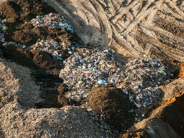 Die Behörden sollen klären, wie viel Müll tatsächlich unrechtmäßig vergraben wurde. | Foto: Greenpeace