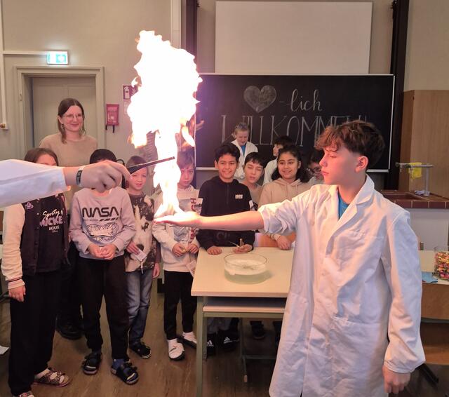 Bei den Experimenten kamen die Volksschülerinnen und Volksschüler ins Staunen. | Foto: SMS Feldbach