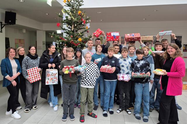 Katja Martinek, Christine Koch (beide Kinder- und Jugendhilfe BH Salzburg Umgebung), Schülerinnen und Schüler der der 4Rc des BR/BRG Hallein, sowie die Klassenlehrerin Simone Graml. | Foto: Land Salzburg/BH Salzburg Umgebung