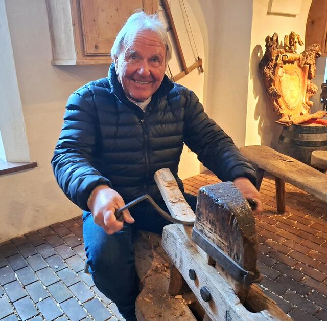 Gerhard Kienberger produziert Fassdauben.