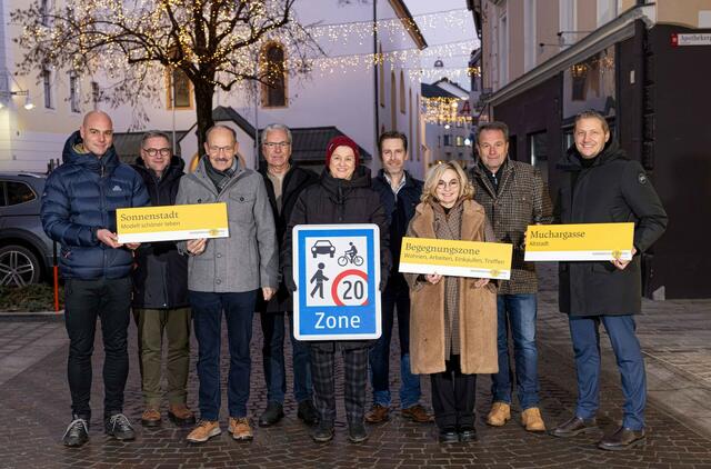 Paul Steiner (Obmann des Vereins Muchargasse), Stadtbaumeister Klaus Seirer, Vize-Bgm. Siegfried Schatz (SPÖ), Paul Meraner (MFG), Gerlinde Kieberl (Grüne), Manuel Kleinlercher (FPÖ), Bgm. Elisabeth Blanik (SPÖ), Franz Theurl (Team Lienz) und Christian Steininger (ÖVP). | Foto: Stadt Lienz/Philipp Brunner