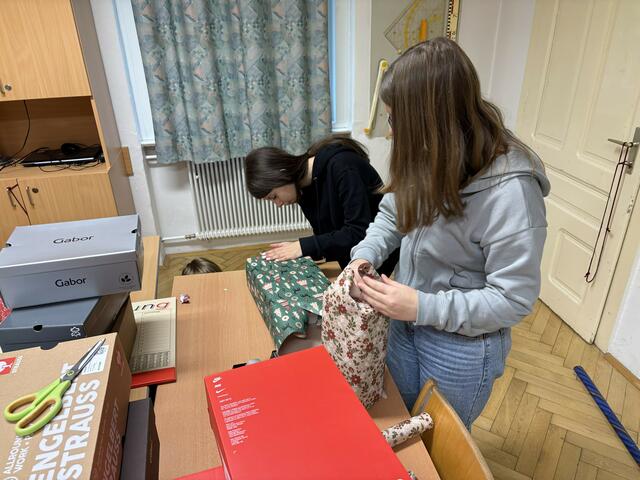 Mit dem Engagement der Schülerinnen und Schüler wurden nicht nur materielle Geschenke überreicht, sondern auch eine Botschaft der Hoffnung und Verbundenheit vermittelt. | Foto: Rene Authried/MS Steinberg