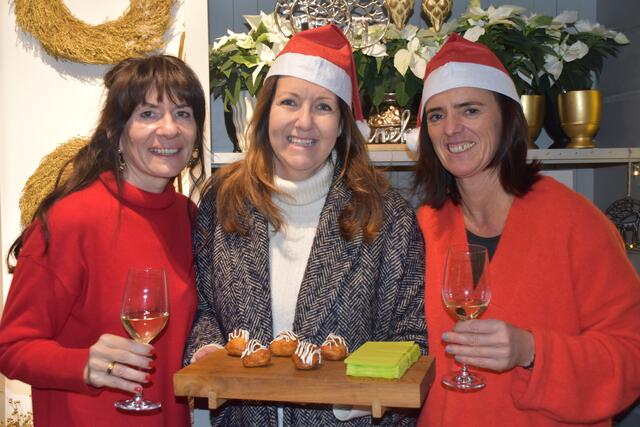 Kulinarik und hervorragende Weine brachten gemütliche Stimmung: Maggie Schiefer, Melanie Csencsits und Michaela Grandits | Foto: Michael Strini