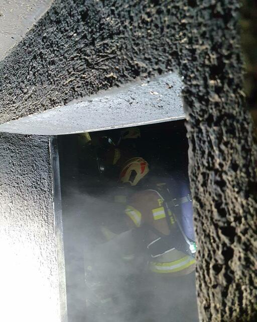 Ein Atemschutztrupp wurde zur Erkundung eingesetzt und lokalisierte einen Brand in der Sauna im Keller. | Foto: Freiwillige Feuerwehr Leogang