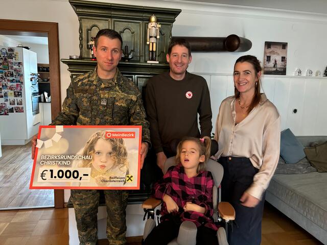 Andreas Ecker vom HUAk-Unterstützungsverein übergab Sophie und ihrer Familie den symbolischen Spendenscheck. | Foto: Losbichler