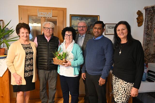 v.li.n.re.: Bgm. Ludmilla Etzenberger, Ernest Hollerer, Charlotte Karl (Lebensgefährtin), Rudolf Simlinger (NÖ Senioren), Aby Joseph Mannoor (Moderator), Sylvia Hollerer (Schwiegertochter) | Foto: Stadtgemeinde Gföhl