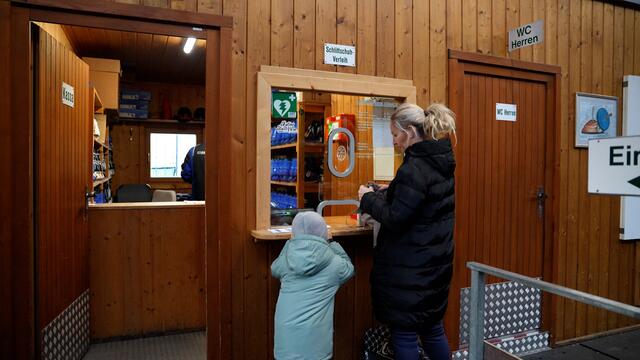 Mit einem erschwinglichen Eintrittspreis und der Möglichkeit, Schlittschuhe vor Ort auszuleihen, ist die Eishalle ein perfektes Ziel für einen spannenden Familienausflug im Winter. | Foto: Stefan Schubert
