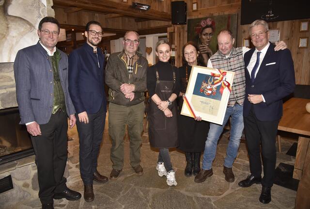 Bgm. Aschbacher, LR Schuschnig, Strafner Andreas, Strafner Nina, Strafner Sieglinde, Aschbacher Peter, LH Peter Kaiser | Foto: Gemeinde Rennweg