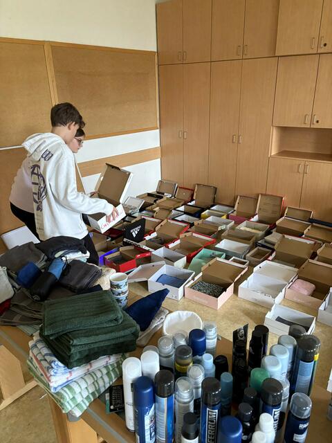 Die gesammelten Hauben, Schals, Handschuhe, Hygieneartikel und selbst verfassten Weihnachtskarten wurden liebevoll in 163 Geschenkpäckchen verpackt. | Foto: Rene Authried/MS Steinberg