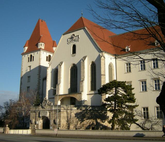 Die Theresianische Militärakademie mit den 3 großen Fenstern der St.Georgs Kathedrale oberhalb des Einganges in der Bildmitte, dahinter die Orgelempore.