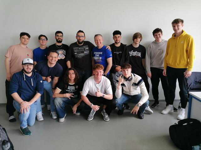  Juni 2023: Erasmus-Austausch-Lehrling José Antonio mit der 4. Klasse Kunststofftechnik. | Foto: BS Steyr 1 
