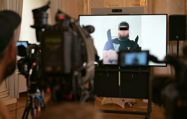 Hier zu sehen: der 19-jährige Terrorhauptverdächtige aus Ternitz (NÖ). Er wollte "Zehntausende" Menschen töten. | Foto: ROLAND SCHLAGER / APA / picturedesk.com 