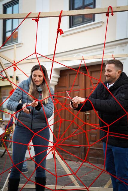 NEOS-Spitzenkandidat Christoph Schneider und Listenzweite Stani Frank zerschneiden symbolisch das rote Netz, welches überall im Burgenland spürbar sei und läuteten offiziell den Wahlkampf ein.  | Foto: Neos Burgenland
