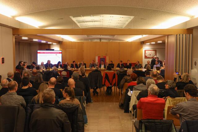 Die Sitzung am Donnerstagabend, 12. Dezember, wurde mit viel Interesse verfolgt, auch aus Kreisen der Landesfeuerwehr.  | Foto: laumat.at