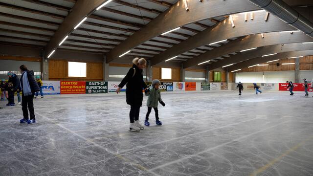 Die Eishalle bietet eine gemütliche Atmosphäre, die zum Verweilen einlädt, während der Kiosk mit warmen Getränken und Snacks für das leibliche Wohl sorgt.  | Foto: Stefan Schubert