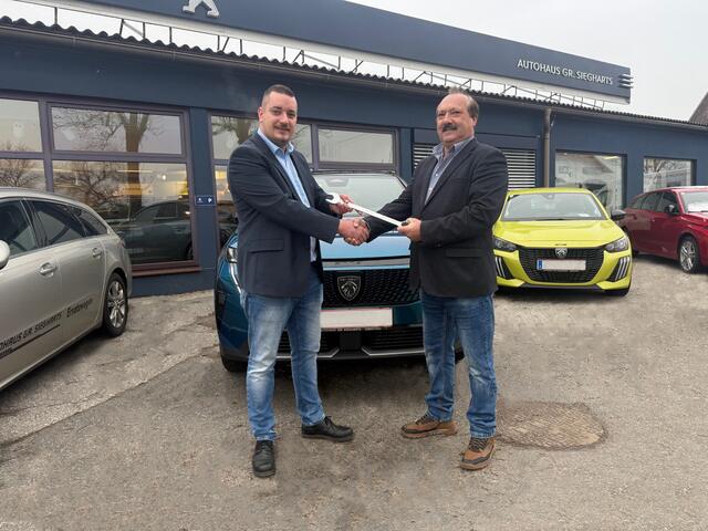 Kevin Schiessler (l.) bedankt sich bei Heribert Bruckner | Foto: Autohaus Groß Siegharts