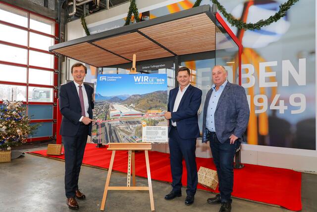 Stadtwerke-Direktor Ronald Schindler, Bgm. Kurt Wallner und Stadtrat Heinz Ahrer (v.l.) zeigen auf die neuen Bushaltestellen, die Umstiegszeiten optimieren sollen. | Foto: Foto Freisinger