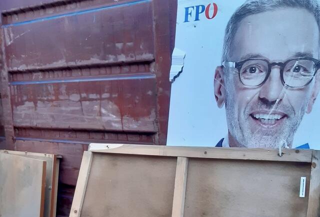 Wahlplakate von FPÖ-Chef Herbert Kickl wurden in Bauhofcontainer entsorgt. | Foto: Privat