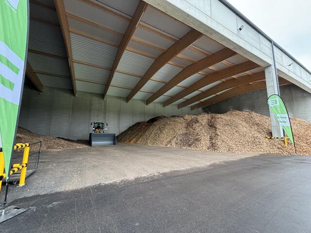 Das Biomasse-Heizwerk in der Euorpastraße wird jährlich rund 21.000 Kubikmeter regionales Hackgut, das von 300 regionalen Landwirten angeliefert wird, verbrennen. | Foto: MeinBezirk
