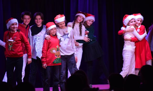 Die Kinder der 2A freuen sich über ihren gelungenen Musischen Abend. | Foto: BG/BRG Perchtoldsdorf