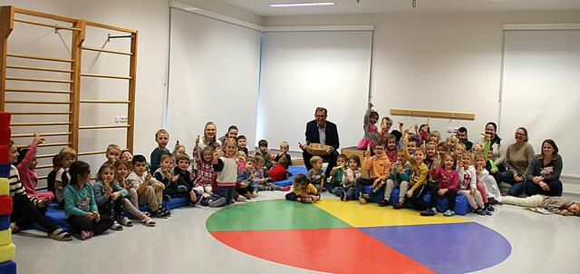 Bürgermeister Christian Deleka-Hotko brachte den Kids Fairtrade-Schokolade vorbei.  | Foto: Stadtamt Enns