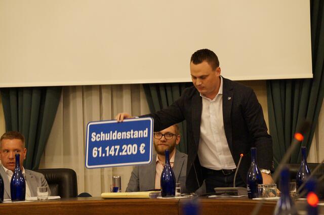 Im Gemeinderat gab es einiges zu bereden. | Foto: Birgit Schmatz