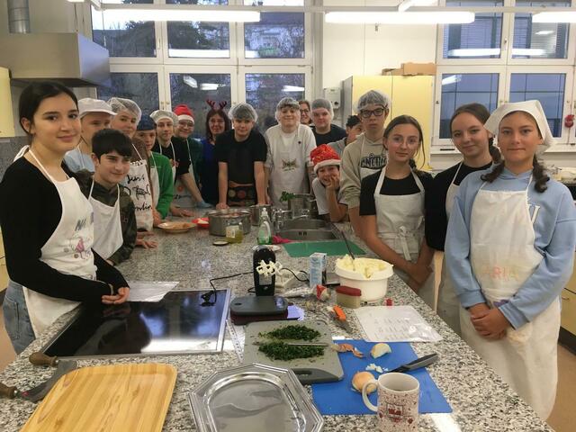 In der Schulküche wurden die Besucherinnen und Besucher der Tage der offenen Tür kulinarisch versorgt. | Foto: SMS Feldbach