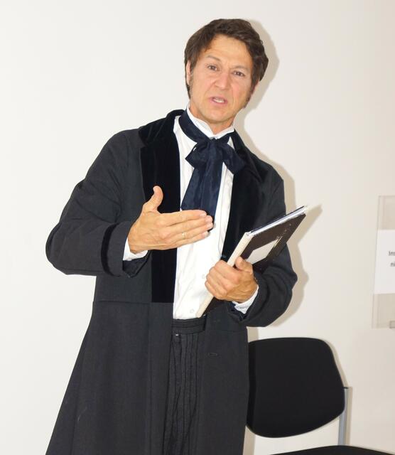 Heimo Thiel als F. X. Gruber erzählt Interessantes.
Foto: Josef Wind