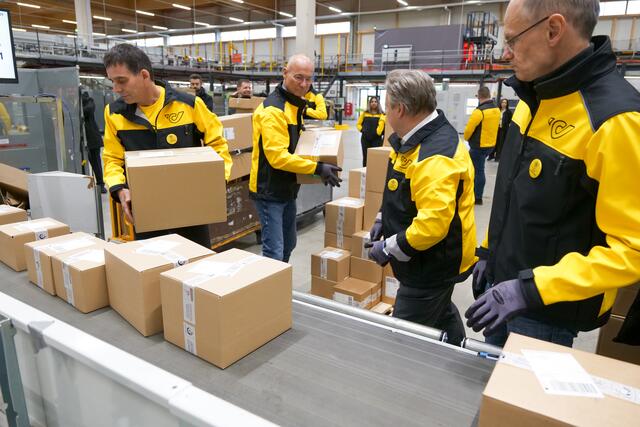 Beide packten bei den Sortiermaschinen kräftig mit an. | Foto: Maximilian Spitzauer/MeinBezirk