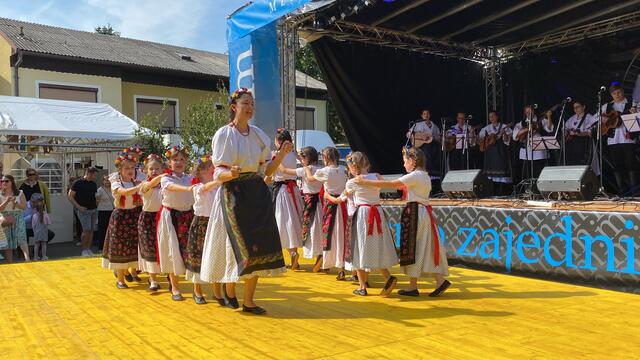 Neben dem Sprachunterricht spielt generell auch die Vermittlung der Kultur eine große Rolle an der Schulen.  | Foto: Gesa Buzanich