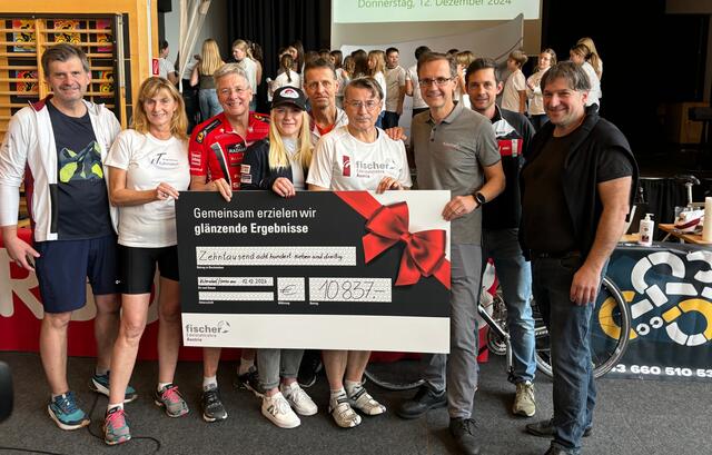 Die Spendensumme von 10.837€ dank über 5600 geradelter Kilometer. LH Peter Kaiser stockte persönlich auf 11.000€ herauf.