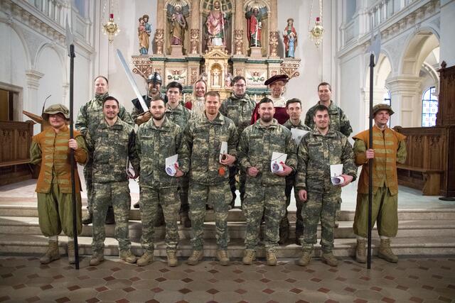 Das Aufklärungs- und Artilleriebataillon 7 erhob Offiziere und Unteroffiziere in den "Adelsstand" | Foto: BMLV/Christian Kickenweiz