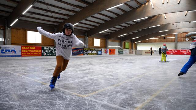 Die Eishalle Wals/Grünau ist ein beliebter Ort für Eislaufbegeisterte und bietet eine einladende Atmosphäre für Familien und Freunde. | Foto: Stefan Schubert