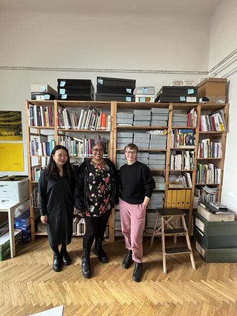 Die Vereinigung bildender Künstlerinnen Österreichs bietet Künstlerinnen Ausstellungsraum und führt ein tiefgründiges Archiv. V.l.: Mika Maruyama, Denise Palmieri und Georgia Holz. | Foto: Nathanael Peterlini