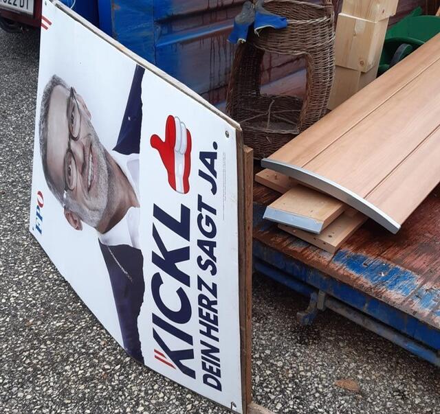 Laut Gemeinde lagen die Plakate "herrenlos auf öffentlichem Gut." Man könne sogar die Kosten verrechnen. | Foto: Privat