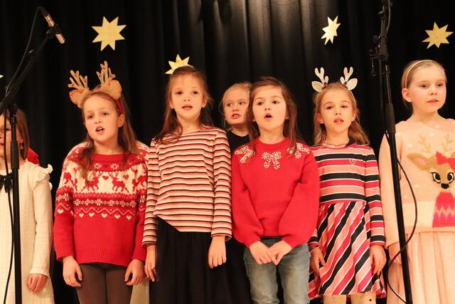 Die Schüler der Marianne Graf-Schule Fernitz gestalteten ein stimmungsvolles Adventkonzert. | Foto: Edith Ertl