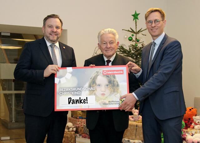 Seniorenbund-Landesobmann und Landeshauptmann a. D. Josef Pühringer und Seniorenbund-Landesgeschäftsführer und Bundesratspräsident Franz Ebner übergaben den Spendenscheck an MeinBezirk Oberösterreich-Chefredakteur Thomas Winkler. | Foto: MeinBezirk/Till
