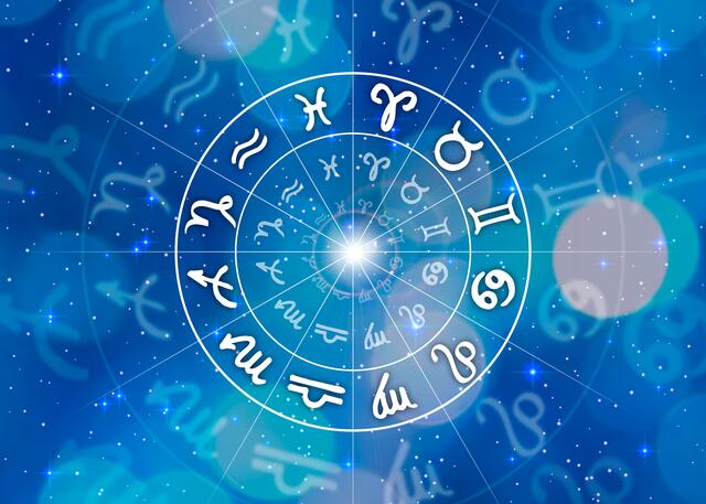 Zu Jahreswechsel machen viele Menschen einen Blick ins Horoskop, um mehr über den Verlauf des neuen Jahres zu erfahren.  | Foto: panthermedia