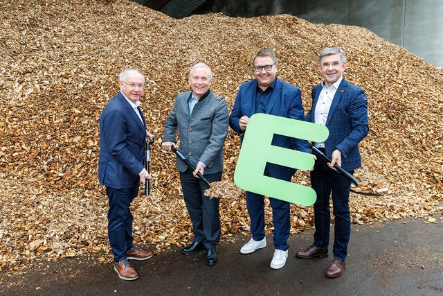 Bürgermeister Josef Ober, Vorstandssprecher Christian Purrer, Vorstandsdirektor Martin Graf und Landtagsabgeordneter Franz Fartek (v.l.) eröffneten das Biomasse-Heizwerk in der Europastraße. | Foto: Energie Steiermark