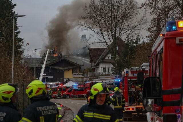 Das Dach eines Mehrfamilienhauses in Seewalchen hat gestern gebrannt.  | Foto: laumat.at/Matthias Lauber