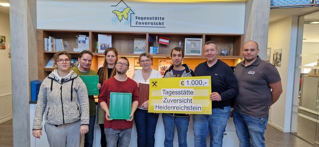 Bei der Spendenübergabe in der Tagesstätte Zuversicht: Die Arbeitsanleiterinnen Lisa Keineder (3.v.l.) und Elisabeth Brosch (5.v.l) sowie Alexander Kainz (2.v.r.) und Alexander Dietrich (r.) mit Mitarbeitern der Werkstätte | Foto: Metalltechnik Kainz