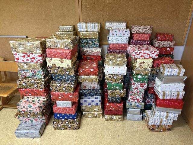 Die Schülerinnen und Schüler konnten zahlreiche Geschenk-Kartons sammeln. | Foto: Rene Authried/MS Steinberg