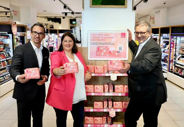 Die "Rote Box" soll es auch 2025 weiterhin geben. Am Bild zu sehen sind (v.l.): Bipa-Geschäftsführer Markus Geyer, Vizebürgermeisterin und Frauenstadträtin Kathrin Gaál (SPÖ) und Gesundheitsstadtrat Peter Hacker (SPÖ). (Archiv) | Foto: PID/Martin Votava 