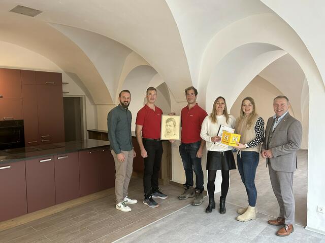 Jugend-Stadtrat Markus Loydolt, Wolfgang und Bernard Mahringer, Michaela Unterberger, Sophia Steindl und Bürgermeister Josef Ramharter in den Räumlichkeiten des neuen Jugendtreffs. | Foto: Stadtgemeinde Waidhofen