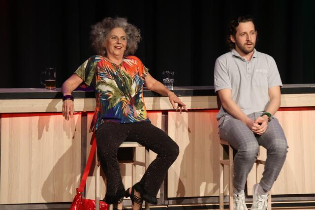 Theaterstück "Paradies" in Hof: „Emil“ Raphael Steiner ist für „Finy“ Daniela Enzi ein Unerfahrener.