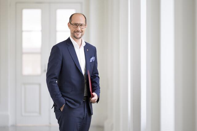 LR Mario Gerber: „Ich möchte meinen Teil beitragen, die Rahmenbedingungen für die Wirtschaft, den Tourismus und die vielen fleißigen Menschen in unserem Land ein wenig besser zu machen.“ | Foto: Land Tirol/Die Fotografen
