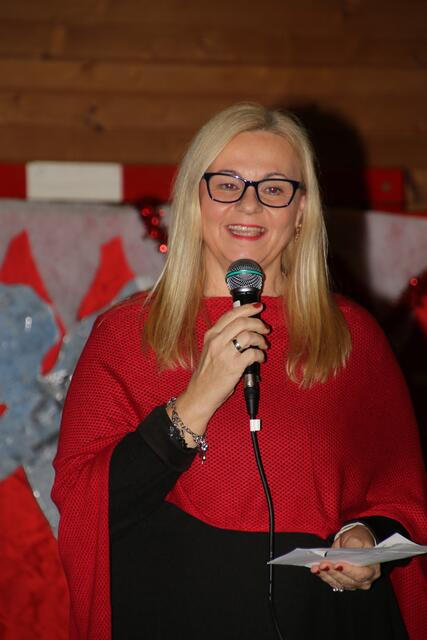 die Dir. Elisabeth Pichl bei der Begrüßung der zahlreich erschienen Gäste 