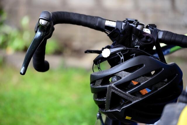 Eine 52-jährige Radfahrerin stürzte, nachdem sie von einer Beifahrerin, die an einer roten Ampel aus einem PKW in der Stadt Salzburg stieg, übersehen wurde. Bei der Kollision und dem daraus resultierenden Sturz verletzte sich die Frau unbestimmten Grades am Körper. | Foto: Symbolbild: pixabay.com
