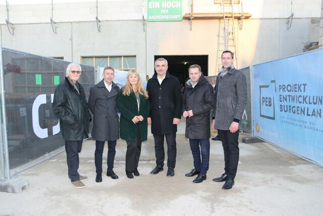 Johann Schöll von der Baufirma Schöll, Geschäftsführer Thomas Rosner (Projektentwicklung Burgenland GmbH), Vizebürgermeisterin Karin Vukman-Artner, Landesrat Heinrich Dorner, Bürgermeister Ivan Grujic und Projektleiter Christian Weiss (Projektentwicklung  Burgenland GmbH) bei der Gleichenfeier in Zagersdorf. | Foto: Dorothea Müllner-Frühwirth